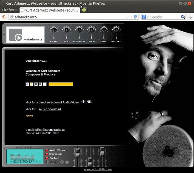 Úvodná stránka soundtracks.at s portrétom hudobníka a audioprehrávačom