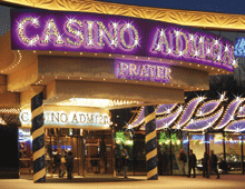Osvetlený vchod do Casino Admiral vo viedenskom Prátri v noci