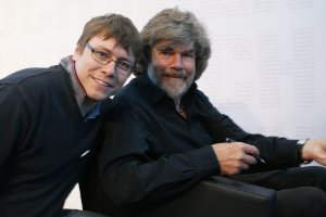 Reinhold Messner a Thomas Krcal sedia vedľa seba