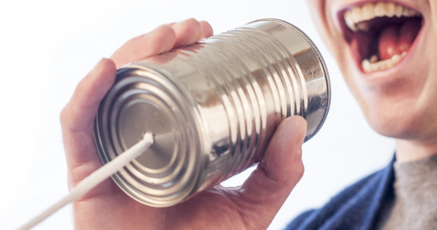Telefón z plechoviek ako hravý symbol modernej SIP telefónie a VoIP komunikácie